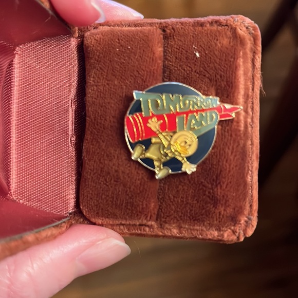 Vintage Tomorrow Land Donald Duck Pin - Picture 2 of 2